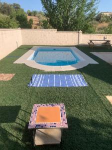 Casa abuhardillada con piscina y chimenea