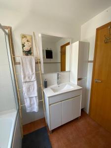 Casa abuhardillada con piscina y chimenea
