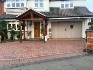 Stay Solihull Large spacious home in Solihull close to NEC HS2 Bham Airport