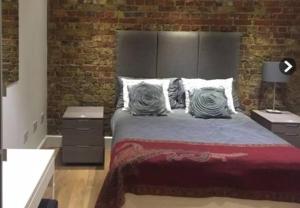 Stunning Studio1, Banstead with free off st parking