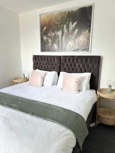 Bright & Stylish 2 bed Flat, Great Location