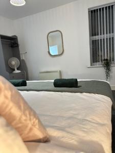 Bright & Stylish 2 bed Flat, Great Location