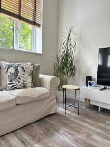 Modern 2 bed, 2 bath Apartment, Central Location