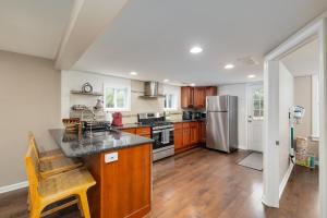 Cozy Full Home with Parking, 10min Walk to Bridge St