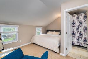 Cozy Full Home with Parking, 10min Walk to Bridge St