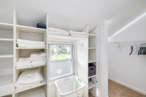 Cozy Full Home with Parking, 10min Walk to Bridge St