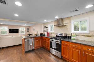 Cozy Full Home with Parking, 10min Walk to Bridge St