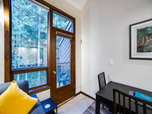 Snowater Condo Story Condo - Sleeps 4 - Close to Community Amenities