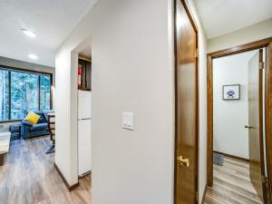 Snowater Condo Story Condo - Sleeps 4 - Close to Community Amenities