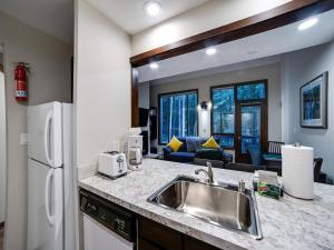 Snowater Condo Story Condo - Sleeps 4 - Close to Community Amenities