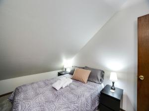 Snowater Condo Story Condo - Sleeps 4 - Close to Community Amenities