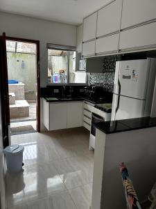 Apartamento em Condomínio Beverly Hills Praia de Vista Linda - Bertioga com Estacionamento e Piscina