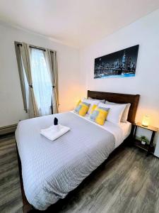 Spacious duplex retreat in city w Parking nearby