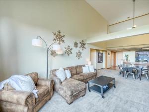 1-Bedroom plus Loft at The Pines with Forest Views, No Cleaning Fees, Kids Ski Free condo