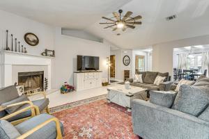 1 Mi to Zoo Rustic Bungalow in Gulf Breeze!