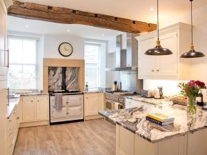 7 Bed in Tideswell 93808