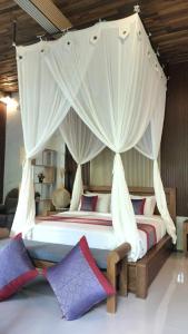 Baruna Sari Villa yoga and reatret view jungle