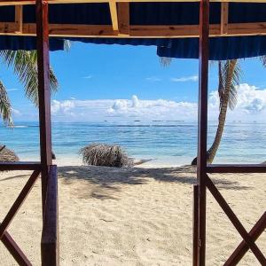 Cabañas frente al mar Isla de Guna Yala Aroma