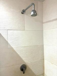 White house near the beach 5 min from center of Tamarindo 4 rooms with private baths w pool