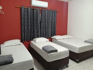 Casa grande, ar em todos os quartos, cabe 3 carros