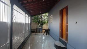 Casa grande, ar em todos os quartos, cabe 3 carros