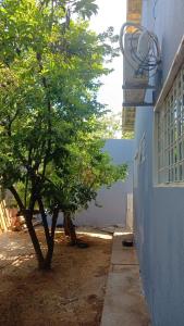 Casa grande, ar em todos os quartos, cabe 3 carros