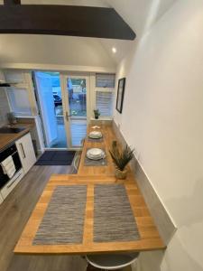 Stylish Detached Studio, Banstead with off street Parking