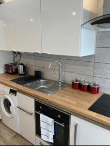 Stylish Detached Studio, Banstead with off street Parking