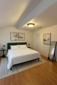 Modern Comfort near Universal