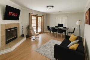 Modern Comfort near Universal