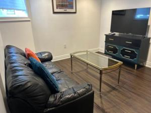 Comfortable Two Bedroom Basement Suite with Full Kitchen Bathroom and Queen Beds