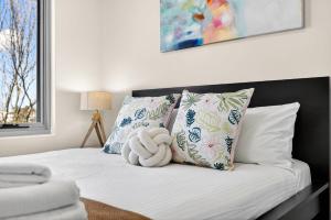 Modern 2BR Rockingham Retreat with Balcony