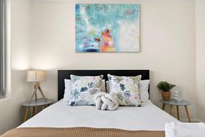Modern 2BR Rockingham Retreat with Balcony