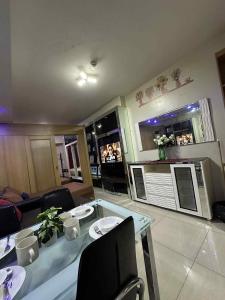 SD staycation Shell Residences facing moa complex