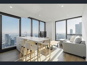 Beach to City Views Stylish 2Bed Sky Apartment 2bath 1 car park