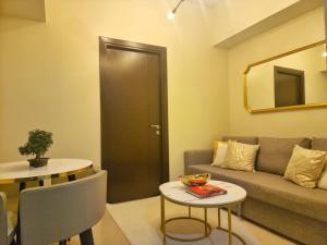 Your Stylish City Escape in Park Mckinley West with Breathtaking Views