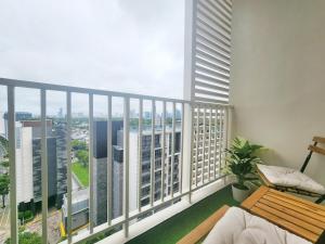 Your Stylish City Escape in Park Mckinley West with Breathtaking Views