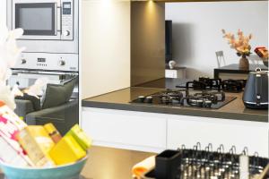 Spacious Condo in Mascot-- Doorsteps to Station