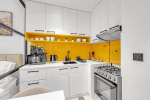 Waves - Cozy & Modern JVC Escape With Pool & Gym Access