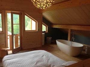 Cozy Chalet With Scenic View In Monêtier Les Bains