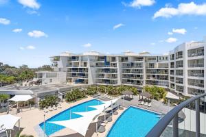 Pool View Paradise - Waterfront Resort