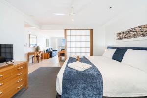 Pool View Paradise - Waterfront Resort