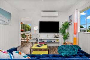 Retro Inspired Beachhouse 300m to Beach