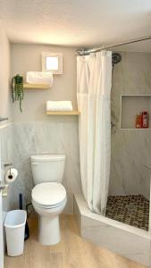 Newly Renovated Waikiki 2BD 2BA Ocean City View, Tax Included