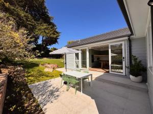 Safe Haven -walk to beach & shops, full renovation