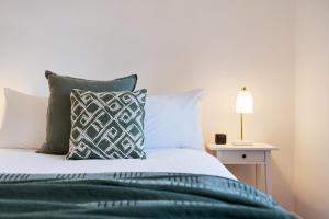 Victorian Hilltop Retreat - Firepit & Sunset Views