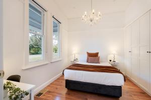 Victorian Hilltop Retreat - Firepit & Sunset Views