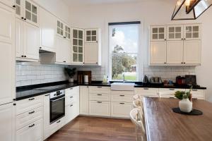 Victorian Hilltop Retreat - Firepit & Sunset Views