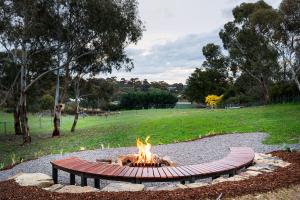 Victorian Hilltop Retreat - Firepit & Sunset Views