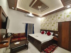 Hotel Ayodhya HNU-MAN GH -Near 400m from Ram Mandir & Hanuman Gadhi Mandir #Fully Air-Conditioning & Spacious Rooms #Free Wifi #Free Parking #Best Hotel In City